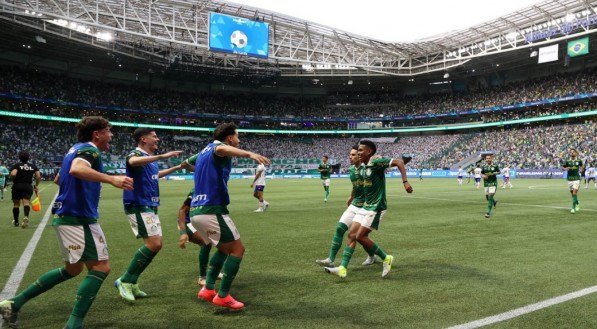 Estevão comemora com jogadores reservas um gol do Palmeiras no Allianz Paque