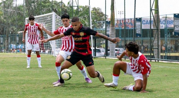 Jogadores do Sport e Náutico se enfrentando em jogo pela Copa Atlântico