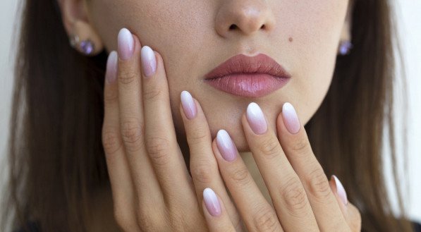 Unhas de mulher linda com linda francês manicura ombre