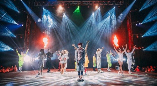 Imagem de artistas do Circo Americano em apresentação.