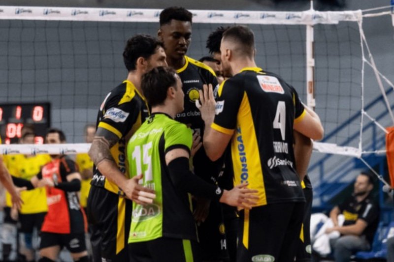 Imagem dos jogadores do Praia Clube na Superliga Masculina