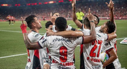 Imagem de jogadores do VitÃ?Â³ria comemorando apÃ?Â³s gol