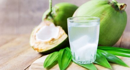 A água de coco, além de deliciosa, é benéfica para a saúde (Imagem: NUM LPPHOTO | Shutterstock)