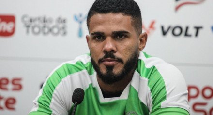 Goleiro Moisés em apresentação oficial no Santa Cruz