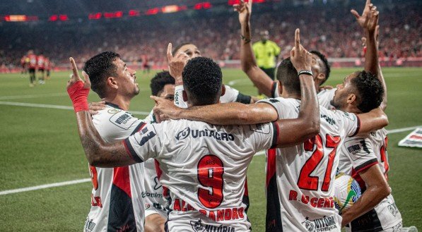 Imagem de jogadores do Vitória comemorando após gol