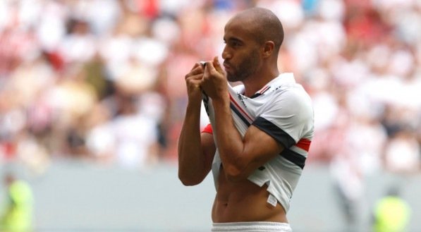 Lucas Moura beijando o escudo do São Paulo após marcar gol