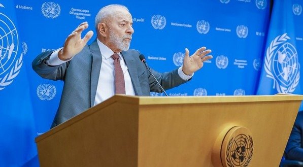 Lula resiste a a cortar gastos.