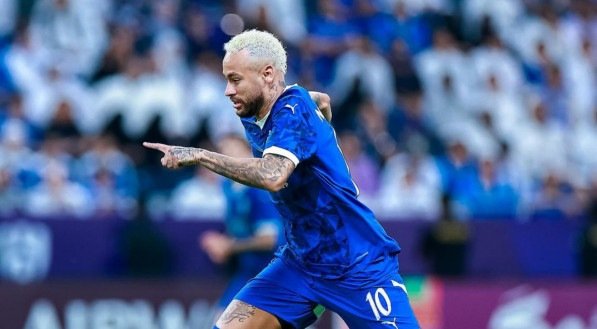 Neymar com a posse de bola antes nova lesão no Al Hilal