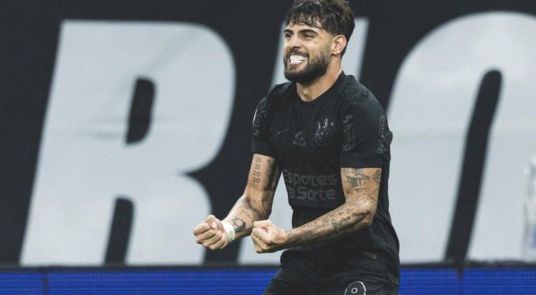 Yuri Alberto, atacante do Corinthians, sorrindo após marcar gol