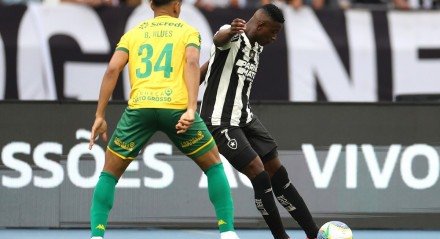 Luiz Henrique em tentativa de passe no jogo do Botafogo