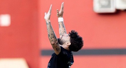 Yuri Alberto ajoelhado e com as mãos para o céu após marcar gol pelo Corinthians