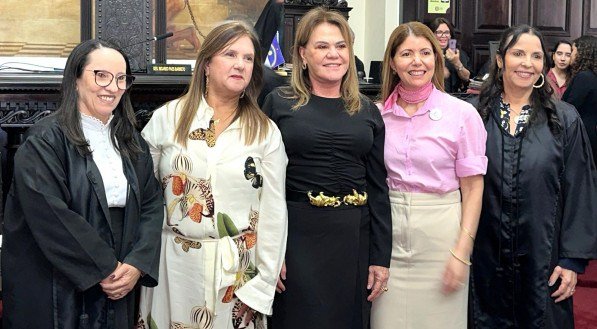 Sandra Paes Barreto ladeada pelas desembargadoras do Tribunal de Justiça de Pernambuco: Dayse Costa Pereira, Angela Noronha Lins Cavalcanti, Andréa Tenório de Brito e Valéria Wanderley