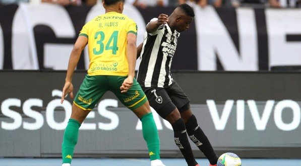 Luiz Henrique em tentativa de passe no jogo do Botafogo