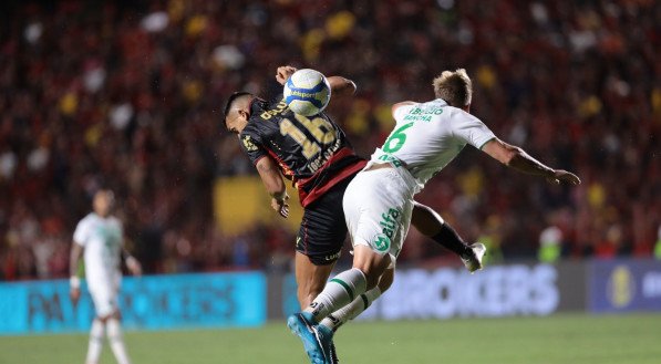 Jogadores de Sport e Chapecoense disputam bola aérea em duelo pela Série B do Campeonato Brasileiro