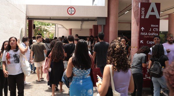 O segundo dia do Enem contou com uma taxa de abstenção de 30,6%, a menor em dois anos
