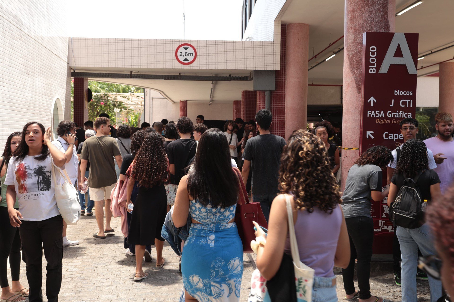 Mulheres representam 60% dos inscritos no Enem 2025, segundo painel do MEC e Inep