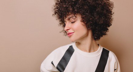 Mulher de cabelo cacheado descontraída
