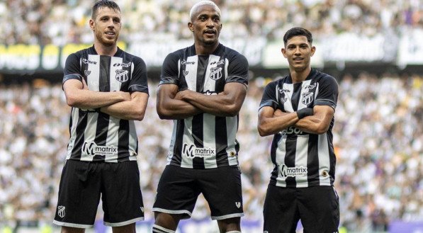 Três jogadores do Ceará com os braços cruzados em comemoração