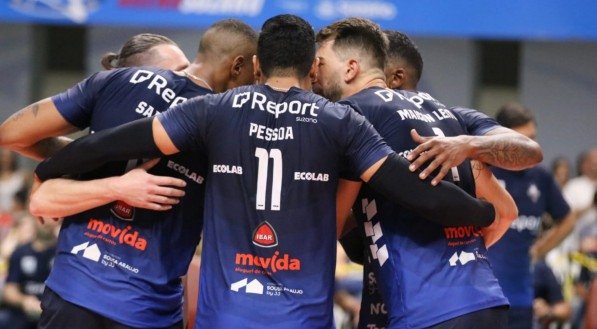 Imagem dos jogadores do Suzano Vôlei reunidos na Superliga
