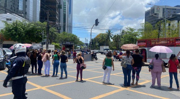 Grupo de profissionais da sa&uacute;de protestando