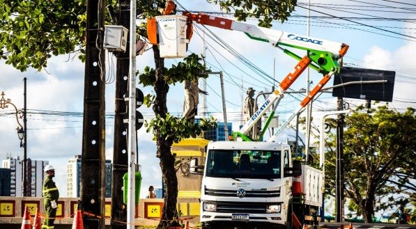 A finalidade é retirar todos os cabos e equipamentos que não possuem autorização de uso dos postes