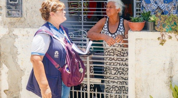 Agente comunitário de saúde atende população na porta de casa