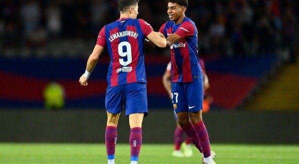 Lamine Yamal e Lewandowski comemoram gol do Barcelona