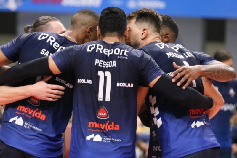 Imagem dos jogadores do Suzano Vôlei reunidos na Superliga