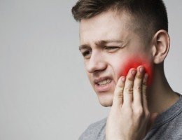 Sonhar com dentes caindo: entenda o que o inconsciente pode estar tentando mostrar