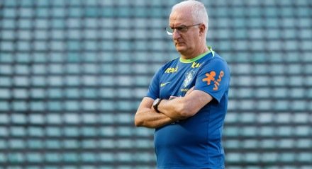 Dorival Júnior observa os jogadores em treino da Seleção Brasileira