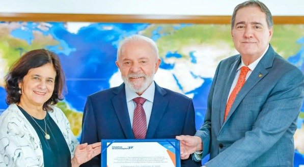 Após cinco anos, Brasil recupera certificado de eliminação do sarampo. Presidente Lula recebe, ao lado da ministra da Saúde, Nísia Trindade, o certificado da Organização Pan-Americana da Saúde (Opas)