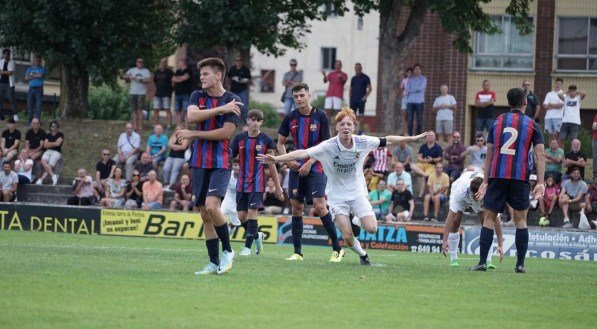 Marc Cucalón comemora gol marcado contra a equipe juvenil do Barcelona