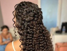 Penteado para cabelo cacheado.
