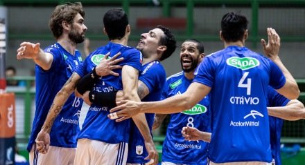 Imagem dos jogadores do Sada Cruzeiro comemorando ponto contra o Suzano na Superliga