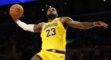 Imagem de Lebron James, dos Lakers, saltando com a bola em partida da NBA