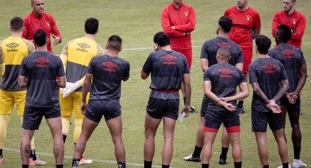 Imagem do técnico Pepa reunido em círculo com jogadores do Sport no treino em Itú