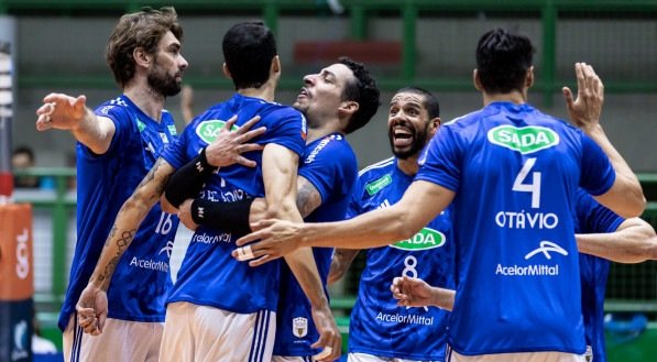 Imagem dos jogadores do Sada Cruzeiro comemorando ponto contra o Suzano na Superliga