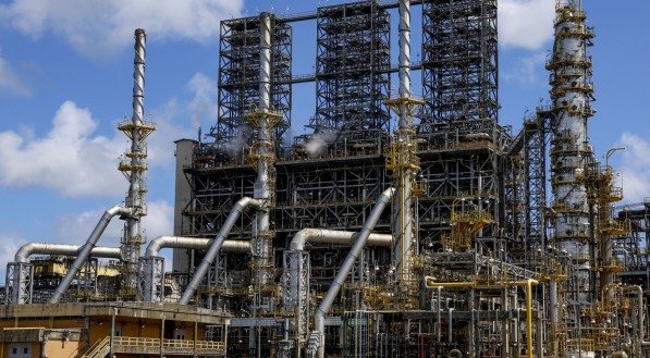 Unidade de coqueamento retardado na Refinaria Abreu e Lima (RNEST), da Petrobras. O Trem 1 da RNEST vai passar por "revamp", processo de revisão e ampliação de capacidade de produção