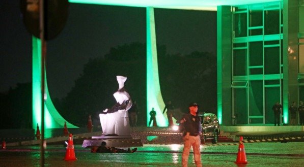 Duas explosões, em um intervalo de 20 segundos, no começo da noite desta quarta-feira (13), ocorreram em frente ao Supremo Tribunal Federal (STF), em Brasília. A área foi isolada