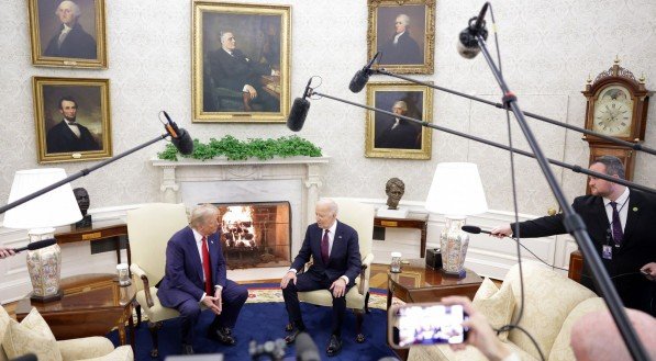 Imagem do atual presidente norte-americano Joe Biden e do proximo presidente Donald Trump, que já ocupou o cargo e volta em 2025, encontro dos dois na Casa Branca