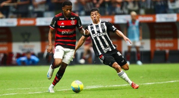 Gonzalo Plata, atacante do Flamengo, em disputa de bola com jogador do Atlético-MG