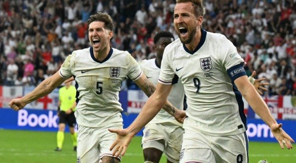 Harry Kane celebra gol marcado pela Inglaterra