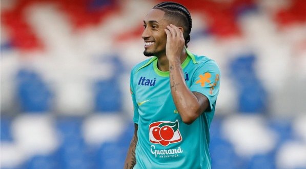 Raphinha em treino da Seleção Brasileira no Estádio Mangueirão