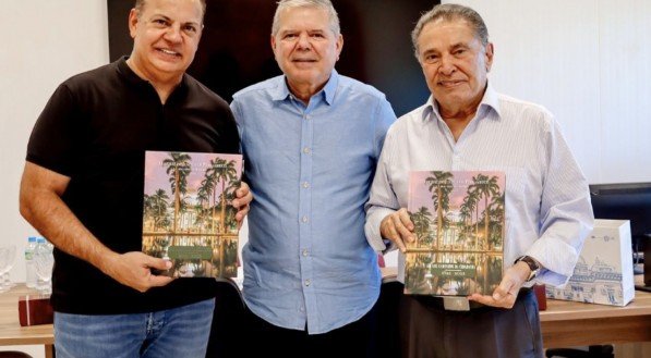 O presidente Ricardo Paes Barreto, recebe Nelson Bezerra e João Lyra Neto e os presenteia com livro sobre o Tribunal de Justiça de Pernambuco