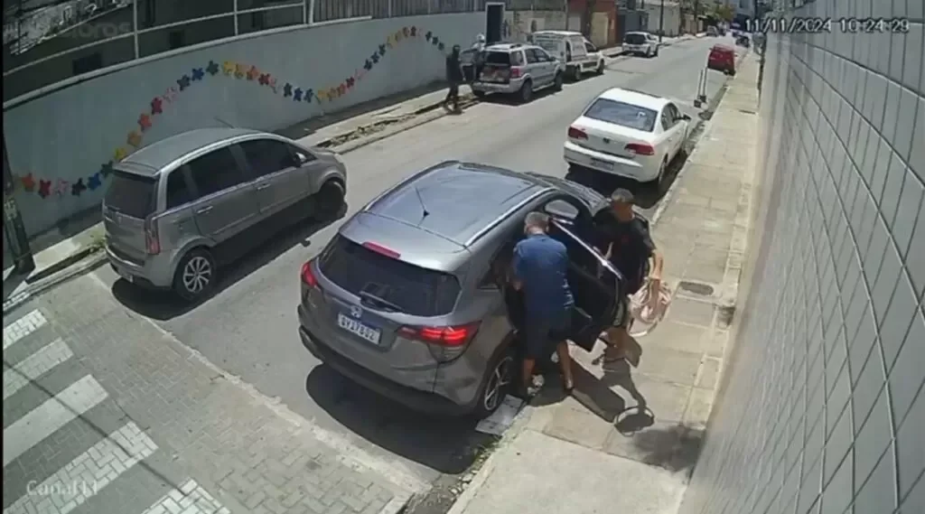 Idoso foi abordado por criminosos ao sair do carro para pegar a neta, no banco traseiro, no bairro de Boa Viagem, Zona Sul do Recife