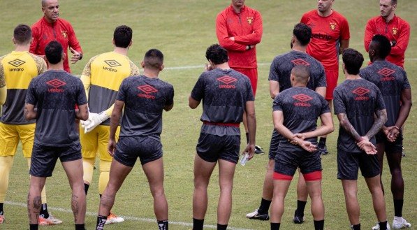 Imagem do técnico Pepa reunido em círculo com jogadores do Sport no treino em Itú