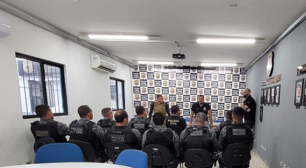 Imagem de vários agentes da Polícia Civil