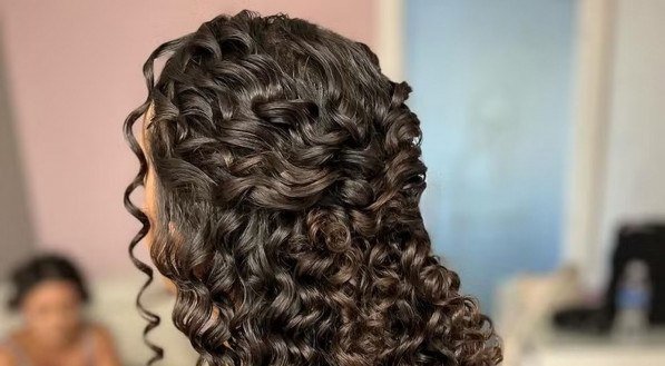 Penteado para cabelo cacheado.