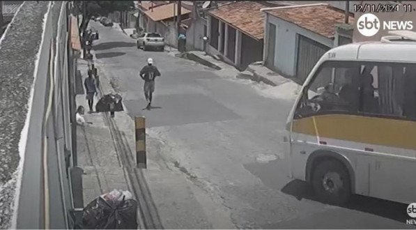 Imagem de câmera de segurança mostra momento em que ônibus escolar desce ladeira desgovernado