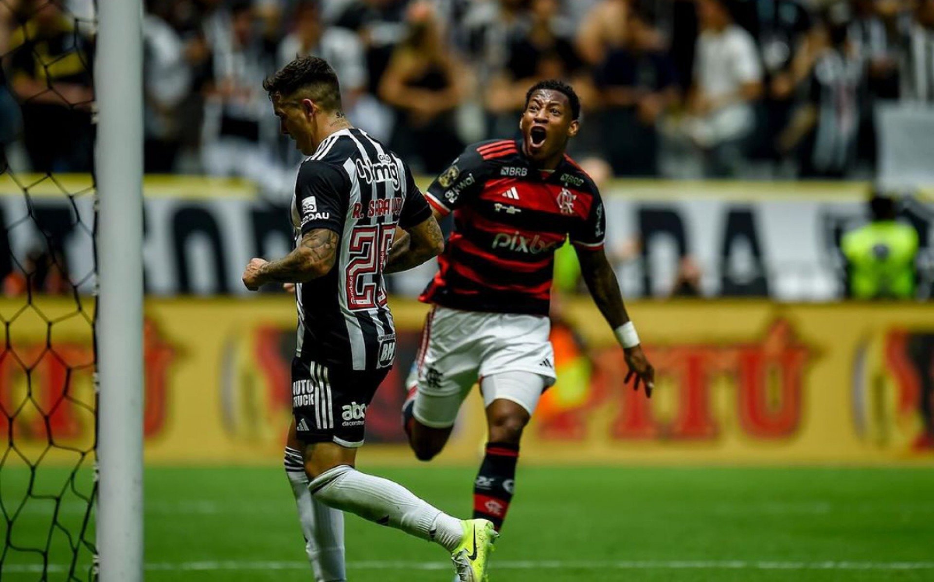 Gonzalo Plata celebra gol contra o Atlético-MG